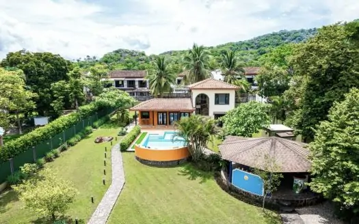 Haus von oben mit Nachbarschaft in Costa Rica